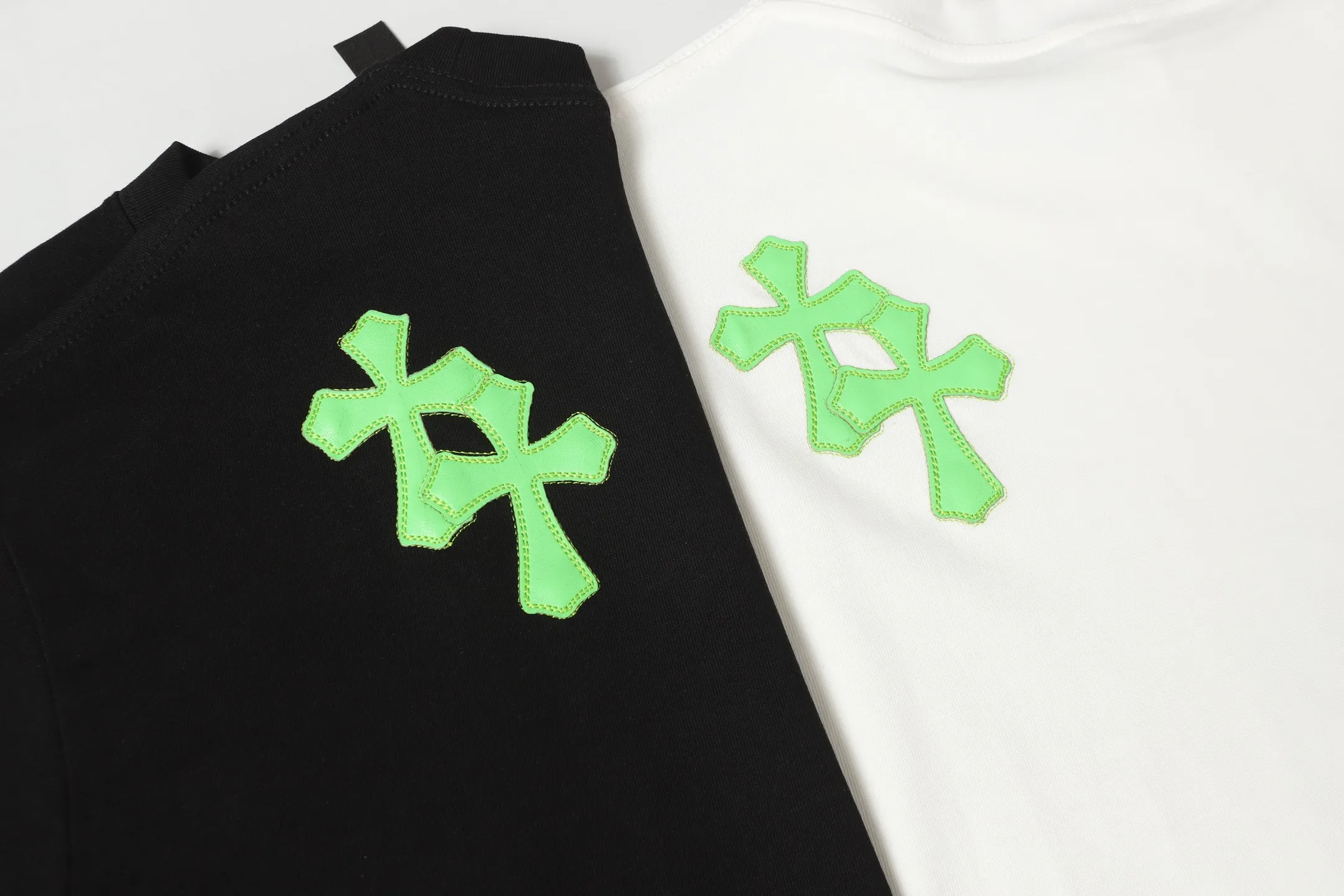 P170 Chrome Hearts CH Chrome Hearts leather cross short-sleeved T-shirt Uses direct injection imported machine printing Hardware and accessories are all milled and customized Correctly configured Black 2025 Chrome Hearts authentic packaging 280 grams of custom-dyed double-yarn cotton Large version Loose and stylish Different from lower versions The slim and long version The upper body pulls the hips 100% commitment: top quality Do not make fast food The highest version on the market Top quality - different from the ordinary versions in the market If you care about quality You must also respect the price. Absolutely zero after-sales service. The return rate so far is 0. It’s hard not to love the style. - 280g double yarn cotton custom-dyed fabric. - Correct high-density main mark. Washed tag. Hand-sewn.
